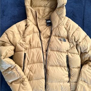 The North Face Hyalite
Down Hoodie British
Khaki